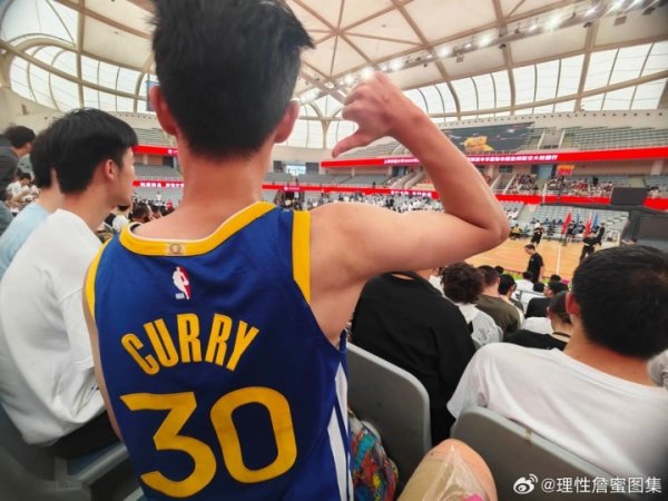 Sự kiện của James China League One được tổ chức tại Đại học Jiaotong của Trung Quốc và một người hâm