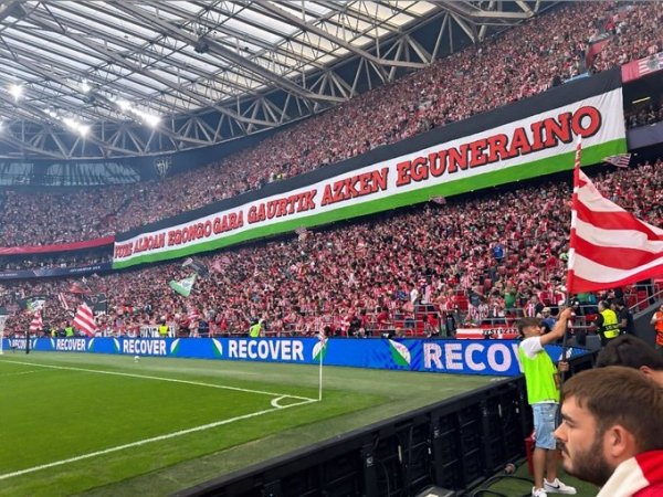 Trong trận đấu với Arsenal, các quầy cạnh tranh của người hâm mộ Bilbao đã chơi một biểu ngữ hỗ trợ 