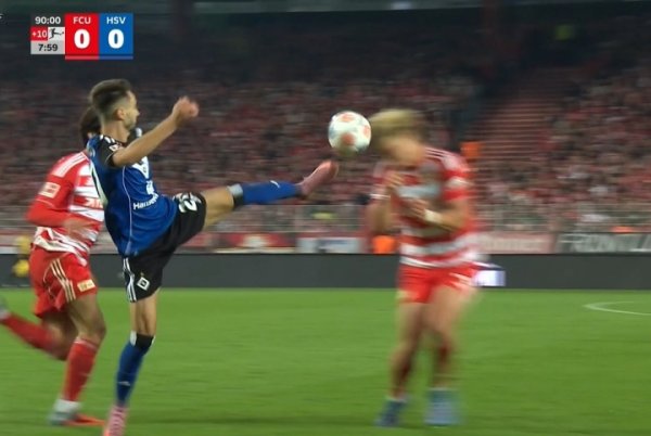 Vieira giơ chân và được chứng minh là màu đỏ trong một cuộc chiến. Cô ngã xuống đất và che chở đầu g