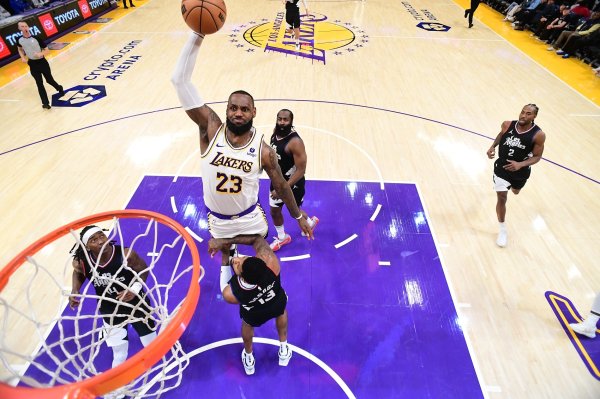 James: Tôi đã tự mình ghi được 100 điểm, chỉ vì tôi đã chơi Clippers trong trò chơi đó