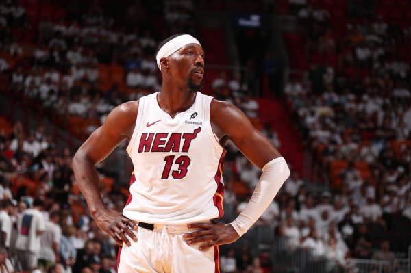 Aja dữ tợn quá, sao lại kéo thế này? Adebayo ghi được 9 điểm, 4 rebound và 1 cướp khi bắn 3/10.