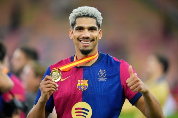 186 lần ra sân của Araujo đã giúp anh cùng với Neymar trở thành cầu thủ Barcelona America ra sân nhi