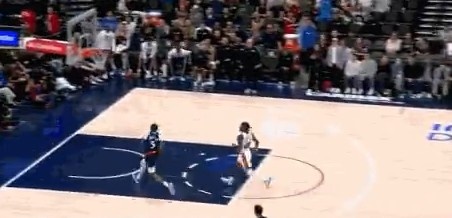 Đánh lại! Harden chuyền và sút để tạo sức mạnh và đồng đội tung ra đợt tấn công 12-0. Ballmer rất ph