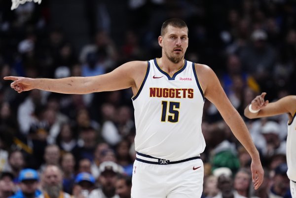 Mắt ở phía sau đầu! Jokic chuyền bóng từ phía sau và hỗ trợ Watson thực hiện một pha ném bóng bạo lực.