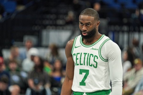 Khởi đầu nóng bỏng! Jaylen Brown thực hiện 3 trong 6 cú sút trong hiệp đầu tiên và đóng góp 9 điểm, 